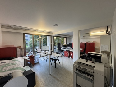 Mendrisio Centro – Ufficio luminoso con balconi, cantina e DUE POSTI AUTO in autorimessa