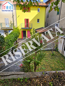 Stabio | Casa nel nucleo con giardino privato, terrazze e posteggio